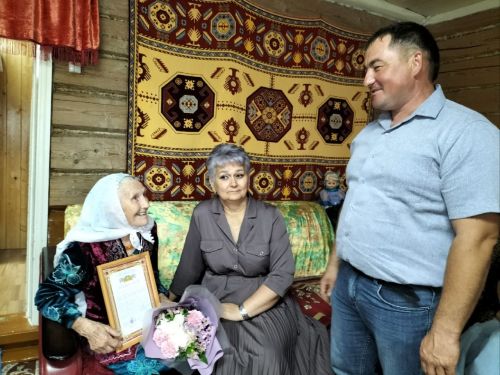 Нырты совхозында яшәүче Дәминова Рәйхә Мәгъсүм кызы 90 яшьлек юбилеен билгеләп үтә