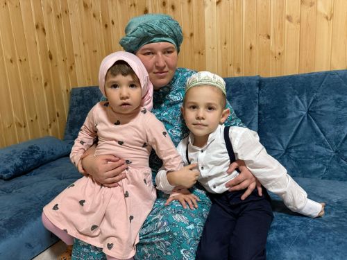 Аш-Буҗи авылы халкы ярдәме белән ике баласы белән тол калган Газифә Исрафилованың иске йорты төзекләндерелде