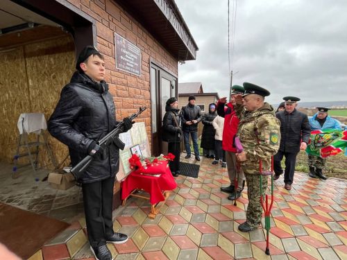 Кукмарада хәрби бурычны үтәгәндә һәлак булган Фәннур Гайфетдинов истәлегенә мемориаль такта ачылды