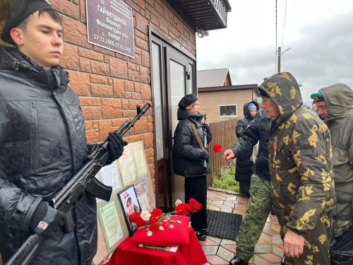 Кукмарада хәрби бурычны үтәгәндә һәлак булган Фәннур Гайфетдинов истәлегенә мемориаль такта ачылды
