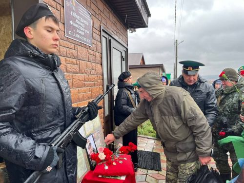 Кукмарада хәрби бурычны үтәгәндә һәлак булган Фәннур Гайфетдинов истәлегенә мемориаль такта ачылды