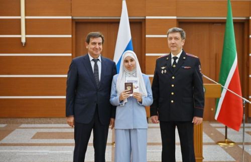 Школьницы из Кукмора получили паспорта в Государственном Совете