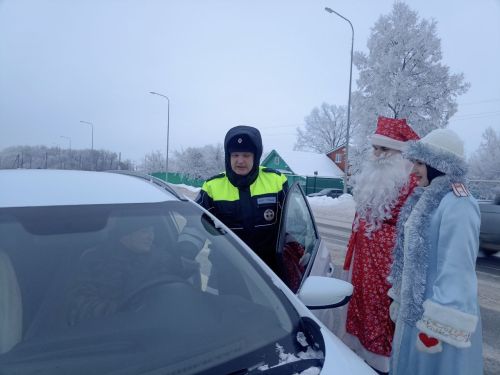 Кукмарада полиция Кыш бабае белән Кар кызы бәйрәм кәефе өләште