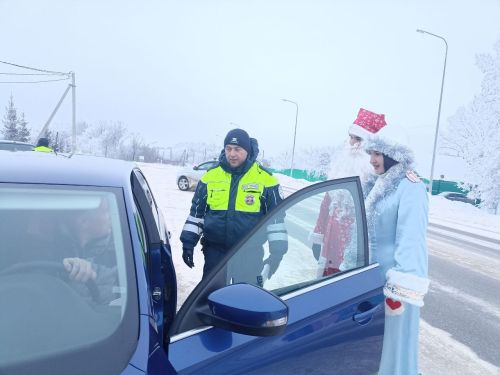 Кукмарада полиция Кыш бабае белән Кар кызы бәйрәм кәефе өләште