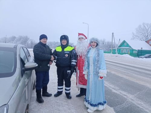 Кукмарада полиция Кыш бабае белән Кар кызы бәйрәм кәефе өләште