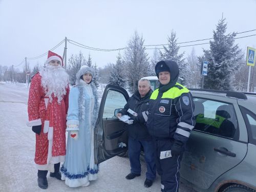 Кукмарада полиция Кыш бабае белән Кар кызы бәйрәм кәефе өләште