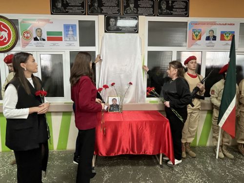 Кукмара районында мемориаль такталар ачылды, Җиңү паркында митинг узды
