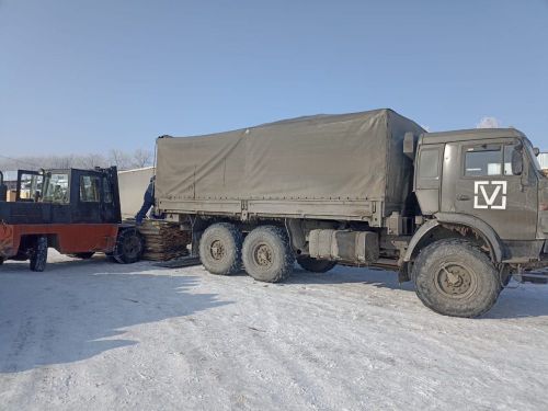Кукмарадан йөк төялгән КамАЗ машинасы хәрбиләр янына ерак сәфәргә кузгалды