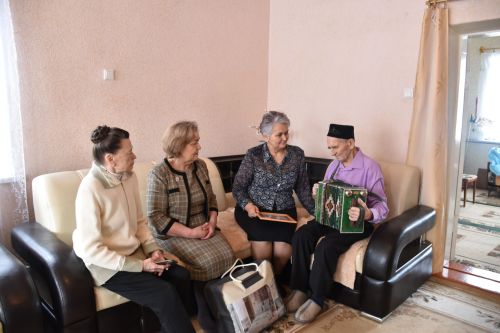 Кукмарада яшәүче Зөлфәр Нәкыйпов 90 яшьлек юбилеен билгеләп уза