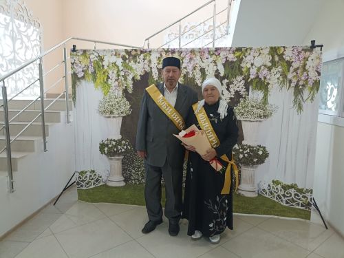 Кукмарада алтын туйларын үткәрүчеләр «Районның мактаулы юбилярлары» китабына кертелде