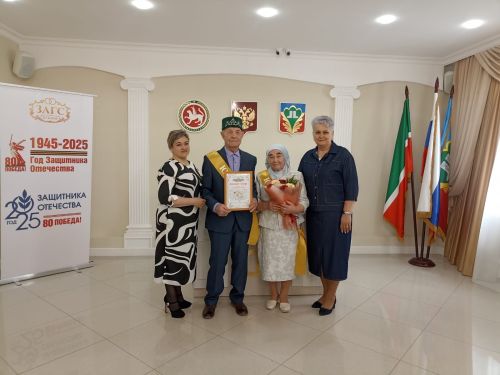 Кукмарада алтын туйларын үткәрүчеләр «Районның мактаулы юбилярлары» китабына кертелде