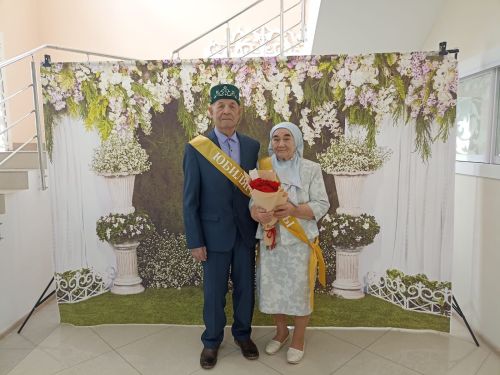 Кукмарада алтын туйларын үткәрүчеләр «Районның мактаулы юбилярлары» китабына кертелде