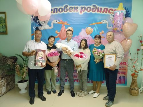 Кукмараның бала тудыру йортында 9 май көнне дөньяга килгән сабыйны өйгә чыгардылар