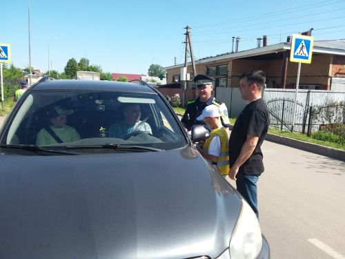 В Кукморе инспекторы ГАИ и ЮИДовцы провели акцию «Ребенок – главный пассажир!»