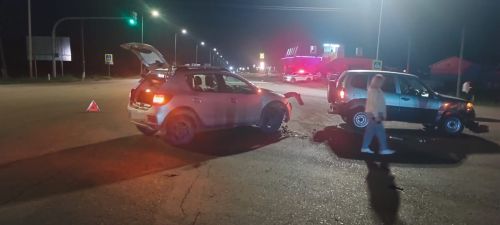 В Кукморе две легковушки столкнулись на светофоре, одна из пассажирок пострадала
