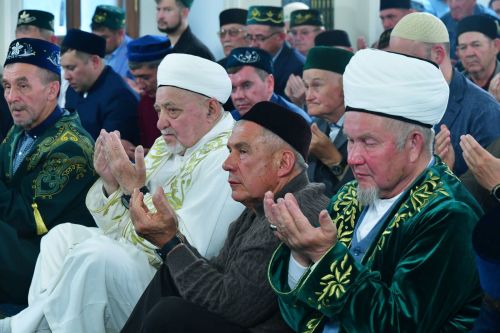 Татарстан Республикасы Рәисе Корбан гаете намазын Мәчкәрәнең Беренче Җәмигъ мәчетендә укыды