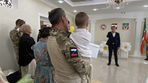 Район башлыгы Сергей Димитриев  район ЗАГС бүлегендә махсус хәрби операциядә катнашучы ир-егетләр белән очрашты