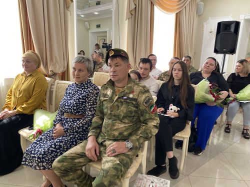Район башлыгы Сергей Димитриев  район ЗАГС бүлегендә махсус хәрби операциядә катнашучы ир-егетләр белән очрашты