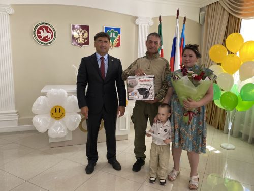 Район башлыгы Сергей Димитриев  район ЗАГС бүлегендә махсус хәрби операциядә катнашучы ир-егетләр белән очрашты
