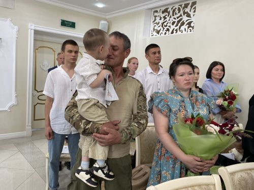 Район башлыгы Сергей Димитриев  район ЗАГС бүлегендә махсус хәрби операциядә катнашучы ир-егетләр белән очрашты
