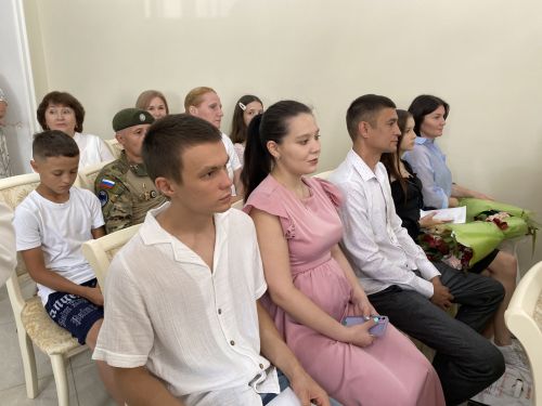 Район башлыгы Сергей Димитриев  район ЗАГС бүлегендә махсус хәрби операциядә катнашучы ир-егетләр белән очрашты