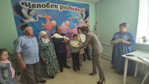 Гаилә, мәхәббәт һәм тугрылык көне алдыннан Кукмара бала тудыру йортында дөньяга килгән сабыйны каршы алу тантанасы узды