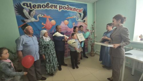 Гаилә, мәхәббәт һәм тугрылык көне алдыннан Кукмара бала тудыру йортында дөньяга килгән сабыйны каршы алу тантанасы узды