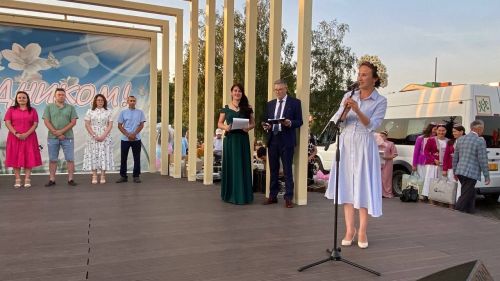 Гаилә - тормышның нигезе: Кукмараның Комсомол мәйданында бәйрәм чарасы узды