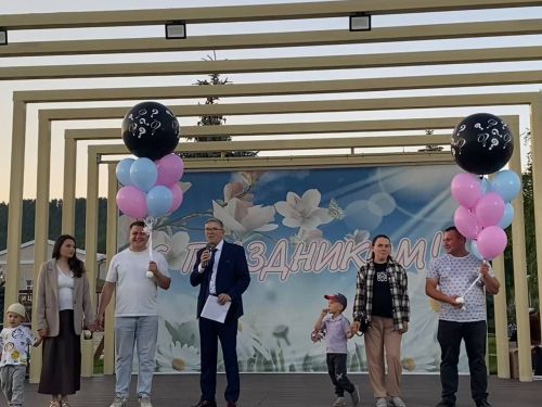 Гаилә - тормышның нигезе: Кукмараның Комсомол мәйданында бәйрәм чарасы узды