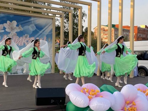 Гаилә - тормышның нигезе: Кукмараның Комсомол мәйданында бәйрәм чарасы узды