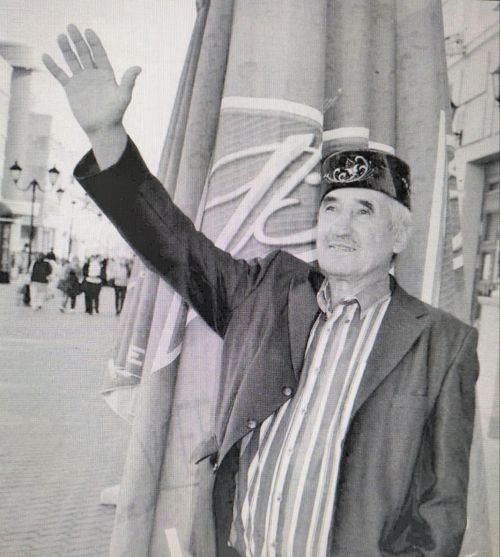 Урының оҗмахта, гүрең үзең кебек якты булсын, Харис абый!