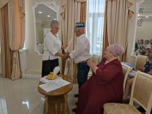 Кукмарада зөбәрҗәт туйларын үткәрүче пар «Районның мактаулы юбилярлары» китабына кертелде