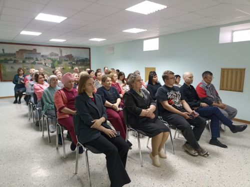 Кукмара районы башлыгы киез итек-киез комбинаты хезмәткәрләре белән очрашты