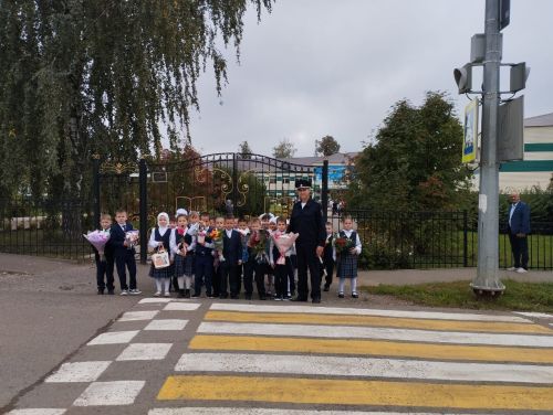 В День знаний сотрудники ГАИ Кукмора напомнили первоклассникам о ПДД
