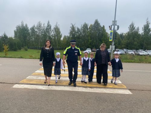 В День знаний сотрудники ГАИ Кукмора напомнили первоклассникам о ПДД