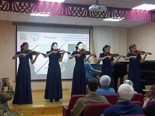 Кукмара балалар музыка мәктәбендә «Җиңүгә ышанабыз» дип исемләнгән хәйрия концерты узды