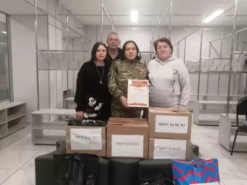 Махсус хәрби операциядә катнашучылар Кукмара 3нче урта мәктәп музеена экспонатлар тапшырды