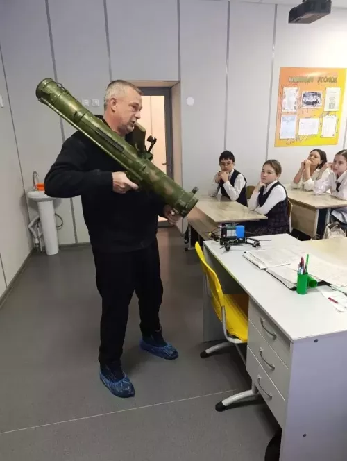 Махсус хәрби операциядә катнашучылар Кукмара 3нче урта мәктәп музеена экспонатлар тапшырды
