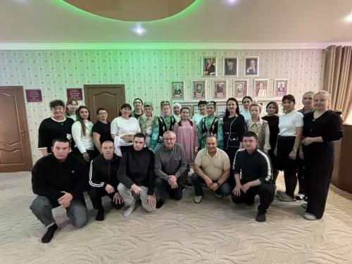 Янил мәктәбе укучылары «Вахитово» ширкәтендә эшләүчеләрне бәйрәм белән котлады
