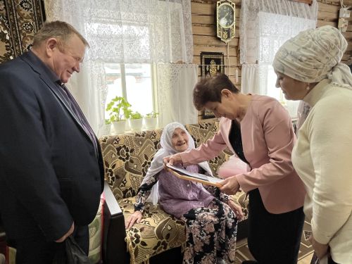 Әсән-Елга авылында яшәүче тыл ветераны Галия Гафарова 95 яшьлек юбилеен билгеләп үтә