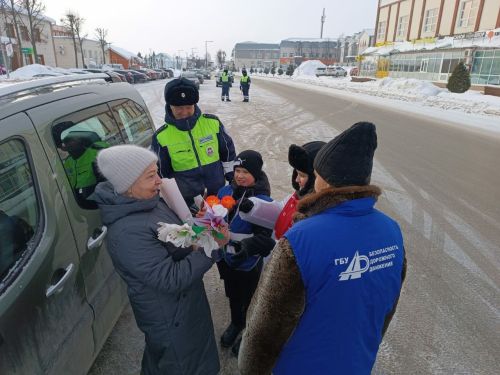 Цветы для автоледи: В Кукморском районе напомнили о безопасности на дорогах