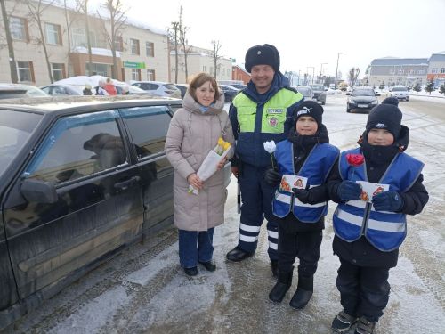 Цветы для автоледи: В Кукморском районе напомнили о безопасности на дорогах