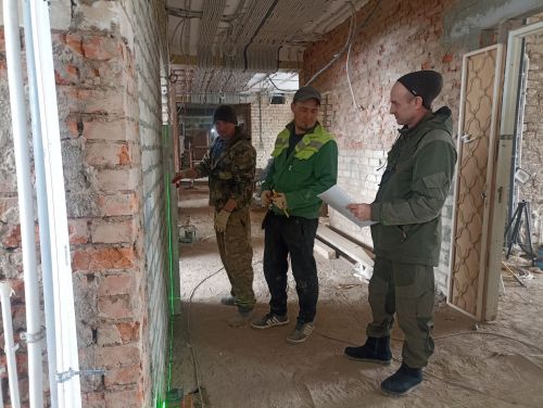 Уңайлык һәм иминлек — беренче урында: Кукмара районы үзәк дәваханәсендә төзекләндерү эшләре бара