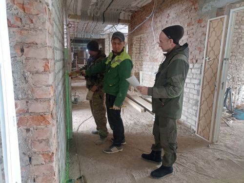 Уңайлык һәм иминлек — беренче урында: Кукмара районы үзәк дәваханәсендә төзекләндерү эшләре бара