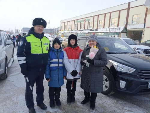 Цветы для автоледи: В Кукморском районе напомнили о безопасности на дорогах