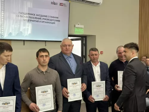 Жителей Кукморского района наградили на расширенном заседании