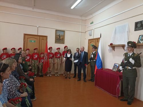 Кукмара беренче гимназиясендә Рафис Хафизов истәлегенә мемориаль такта ачылды
