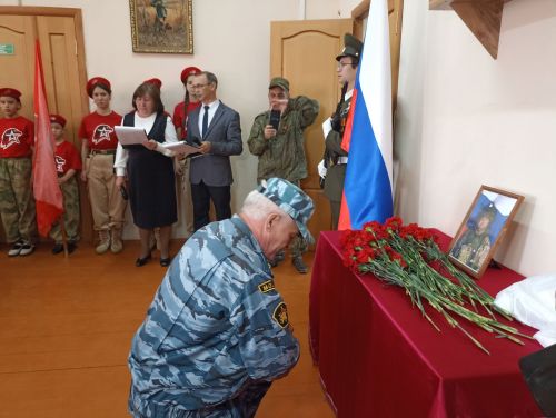 Кукмара беренче гимназиясендә Рафис Хафизов истәлегенә мемориаль такта ачылды