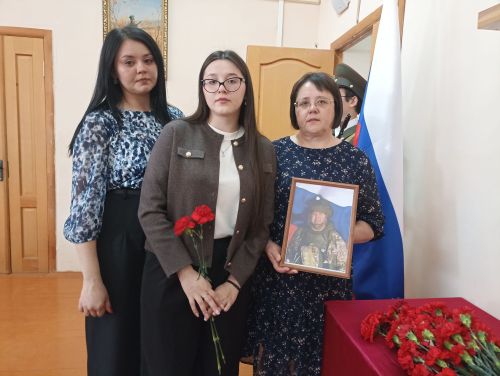 Кукмара беренче гимназиясендә Рафис Хафизов истәлегенә мемориаль такта ачылды