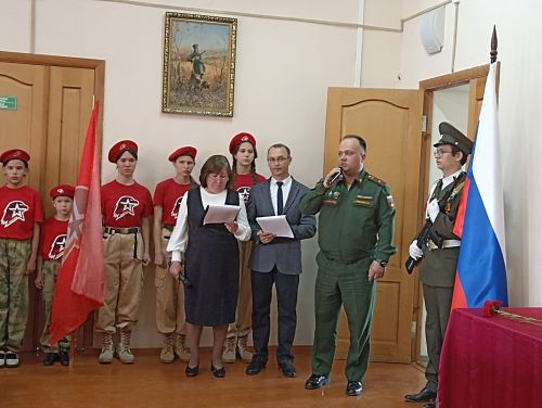 Кукмара беренче гимназиясендә Рафис Хафизов истәлегенә мемориаль такта ачылды